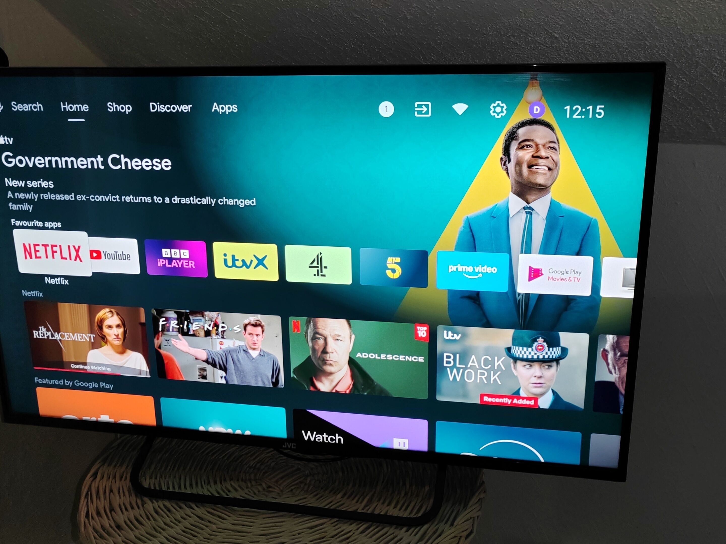 Un écran de télévision affichant l’interface d’un service de diffusion en continu, avec différentes applications et une émission mise en avant.