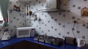 Kühlschrank, Herdplatte, Toaster, Gewürze