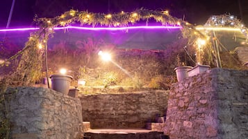 Fachada de la propiedad por la tarde o noche