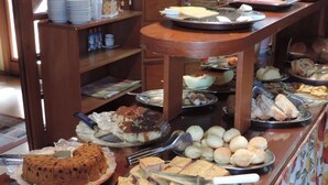 A buffet with various dishes including cakes, pastries, and meat. - Pousada Sonnenhof (Gramado)