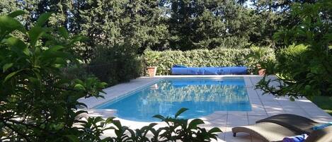 Una piscina al aire libre, una piscina climatizada