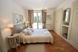 5 slaapkamers, een strijkplank/strijkijzer, reisbedje, gratis wifi