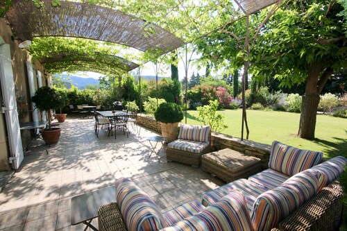 Belle ferme traditionnelle avec superbe piscine, jardin et vues