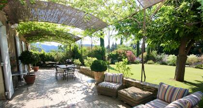 Belle ferme traditionnelle avec superbe piscine, jardin et vues