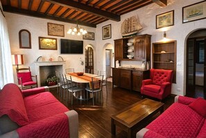 Smart-TV, Kamin, Bücher