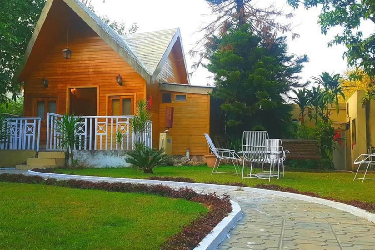 Habitación individual Deluxe, varias camas, vista a la montaña | Área de sala de estar