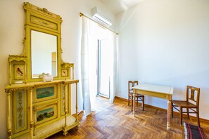 Apartamento, 1 quarto, vista para o mar | 1 quarto, Wi-Fi de cortesia, roupa de cama