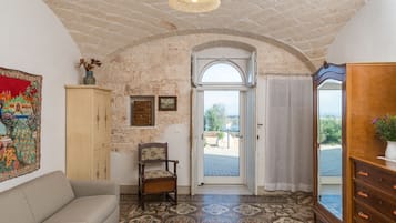 Appartement, 1 slaapkamer, patio, uitzicht op zee | Woonruimte | Een flatscreentelevisie