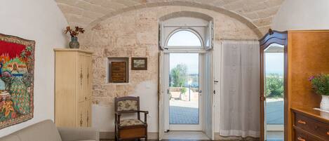 Appartement, 1 chambre, patio, vue mer | Coin séjour | Télévision à écran plat