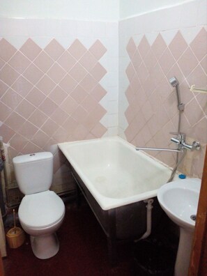 Phòng 3 Economy | Phòng tắm | Dép đi trong nhà, khăn tắm 