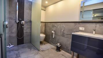 Room (Brandstadl) | Bathroom | Shower, towels
