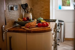Fridge, microwave, oven, stovetop - Sea View Ultimate Boutique Escape! (Ilfracombe)