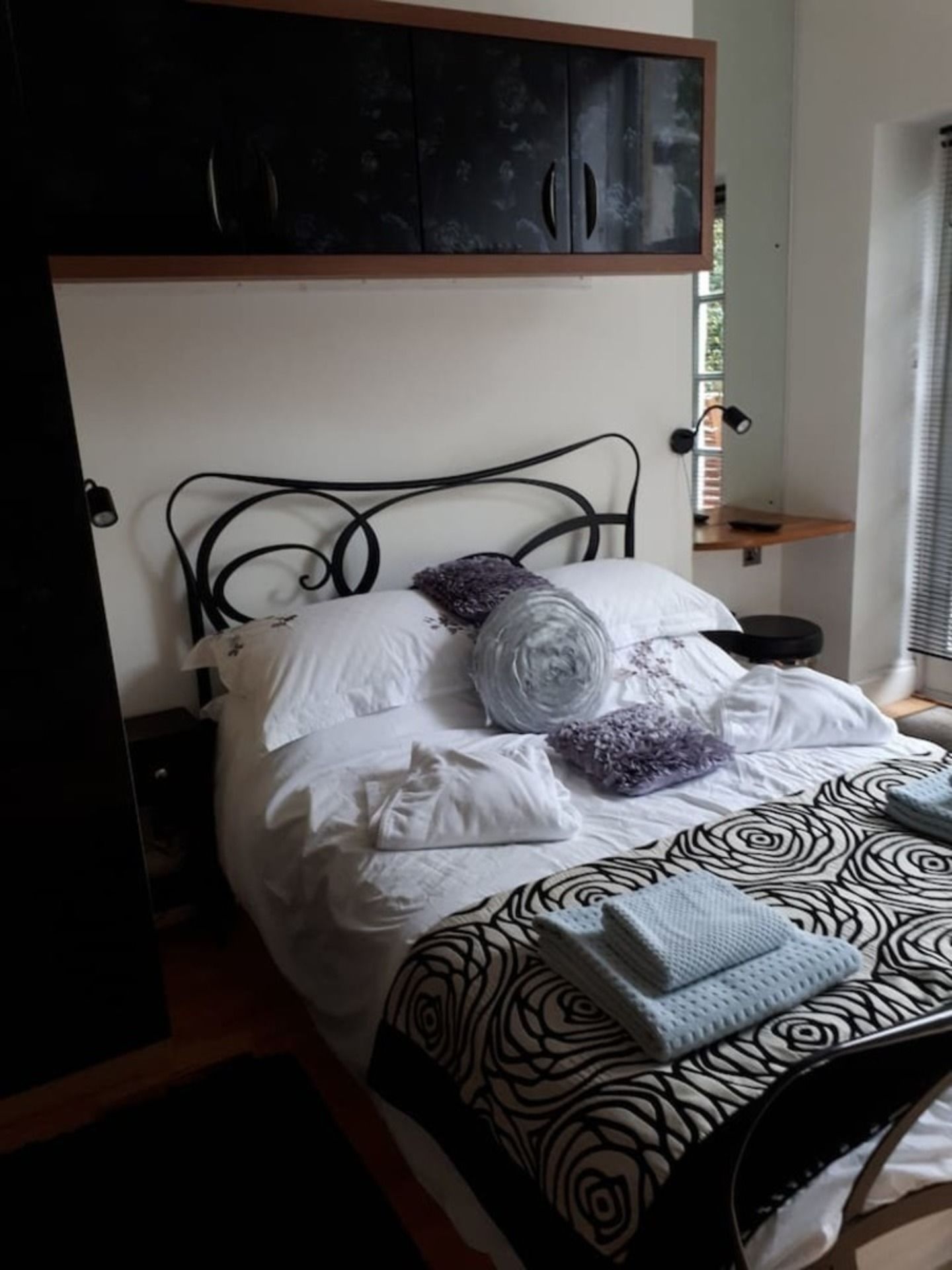 1 habitación, tabla de planchar con plancha, wifi gratis y ropa de cama 