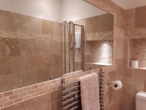 House | Bathroom | Combined shower/bathtub, deep-soaking bathtub, hair dryer, towels
