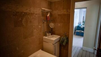 Gabungan pancuran/tab mandi, tab mandi rendaman dalam, pengering rambut