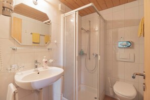 Twin Room (Budget) close to Breakfast room) | Bathroom - Pension Chalet Berkana (Hasliberg)