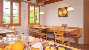 朝食 (ビュッフェ)、毎日提供 (無料)