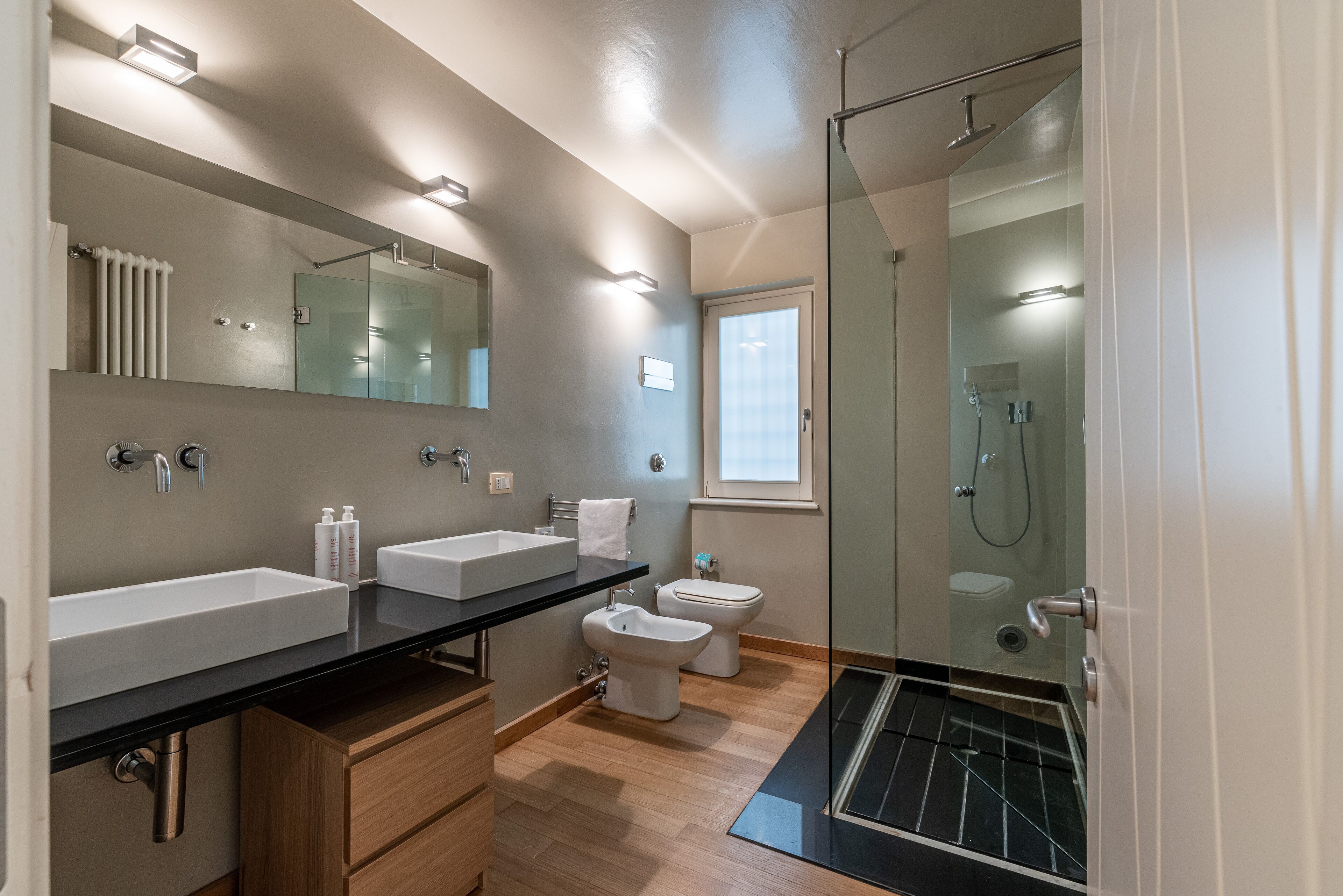 Deluxe Apartment | Bathroom | Shower, free toiletries, hair dryer, bidet