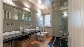 Deluxe Apartment | Bathroom | Shower, free toiletries, hair dryer, bidet