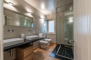 Deluxe Apartment | Bathroom | Shower, free toiletries, hair dryer, bidet - Torremuzza Home by Wonderful Italy (Palermo)