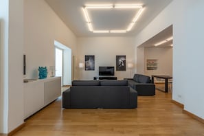Deluxe-Apartment | Wohnbereich | 30-Zoll-Fernseher mit Digitalempfang