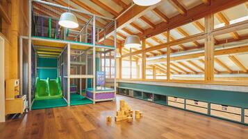 Área de juegos infantiles techada