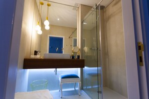Apartment, 2 Bedrooms (3T) | Bathroom | Shower, rainfall showerhead, free toiletries, hair dryer - City View - Santo Ildefonso Luxury (Porto)