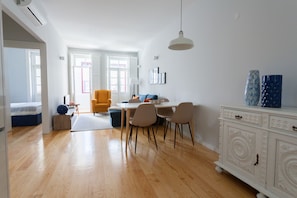 Apartamento, 2 Quartos, Varanda (1T) | Vardagsrum | 25-tums platt-tv med digitalkanaler och tv