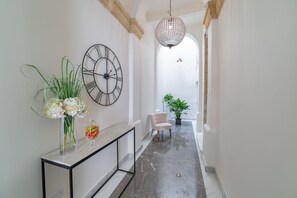 Standard Apartment, Ensuite (Carmelita) | Lobby