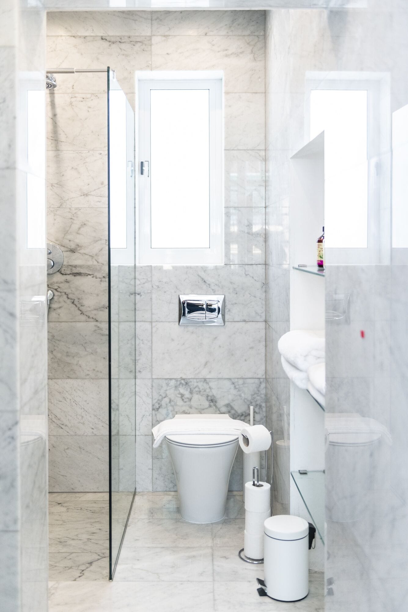 Un baño moderno con cabina de ducha de vidrio, inodoro y bidé.