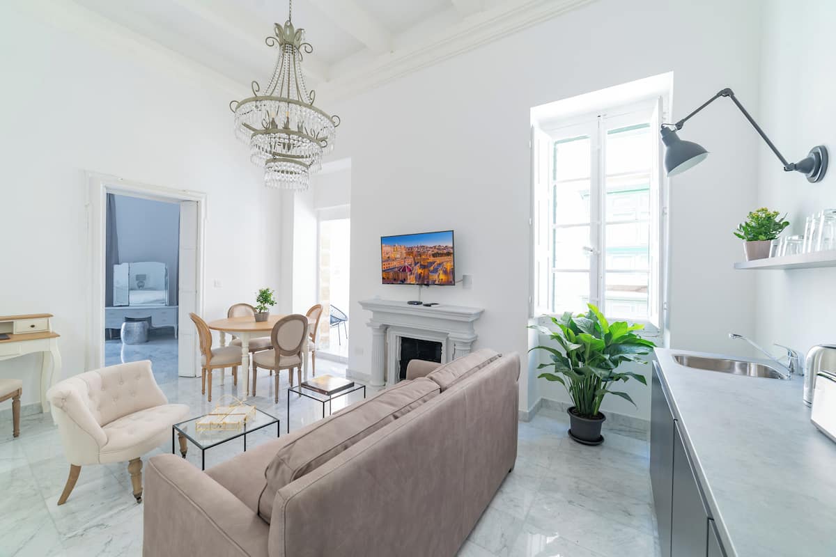 Standard Apartment, Ensuite (Carmelita) | 1 bedroom, in-room safe, blackout curtains, travel cot