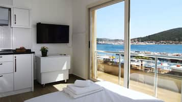 Apartemen Klasik, 1 Tempat Tidur Double dengan tempat tidur Sofa, pemandangan laut | Area keluarga | Smart TV 43-inci dengan saluran TV satelit dan TV