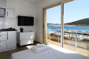 Appartement classique, 1 lit double et 1 canapé-lit, vue sur la mer | Aire de séjour | Téléviseur connecté de 43 po avec télévision par satellite, téléviseur