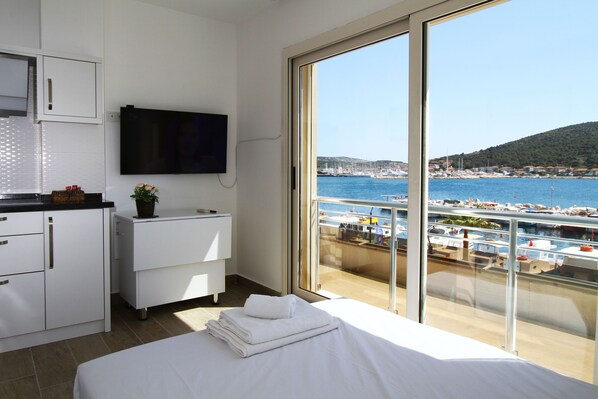 Departamento clásico, 1 cama matrimonial y sofá cama, vista al mar | Área de sala de estar | Smart TV de 43 pulgadas con canales vía satélite y televisión