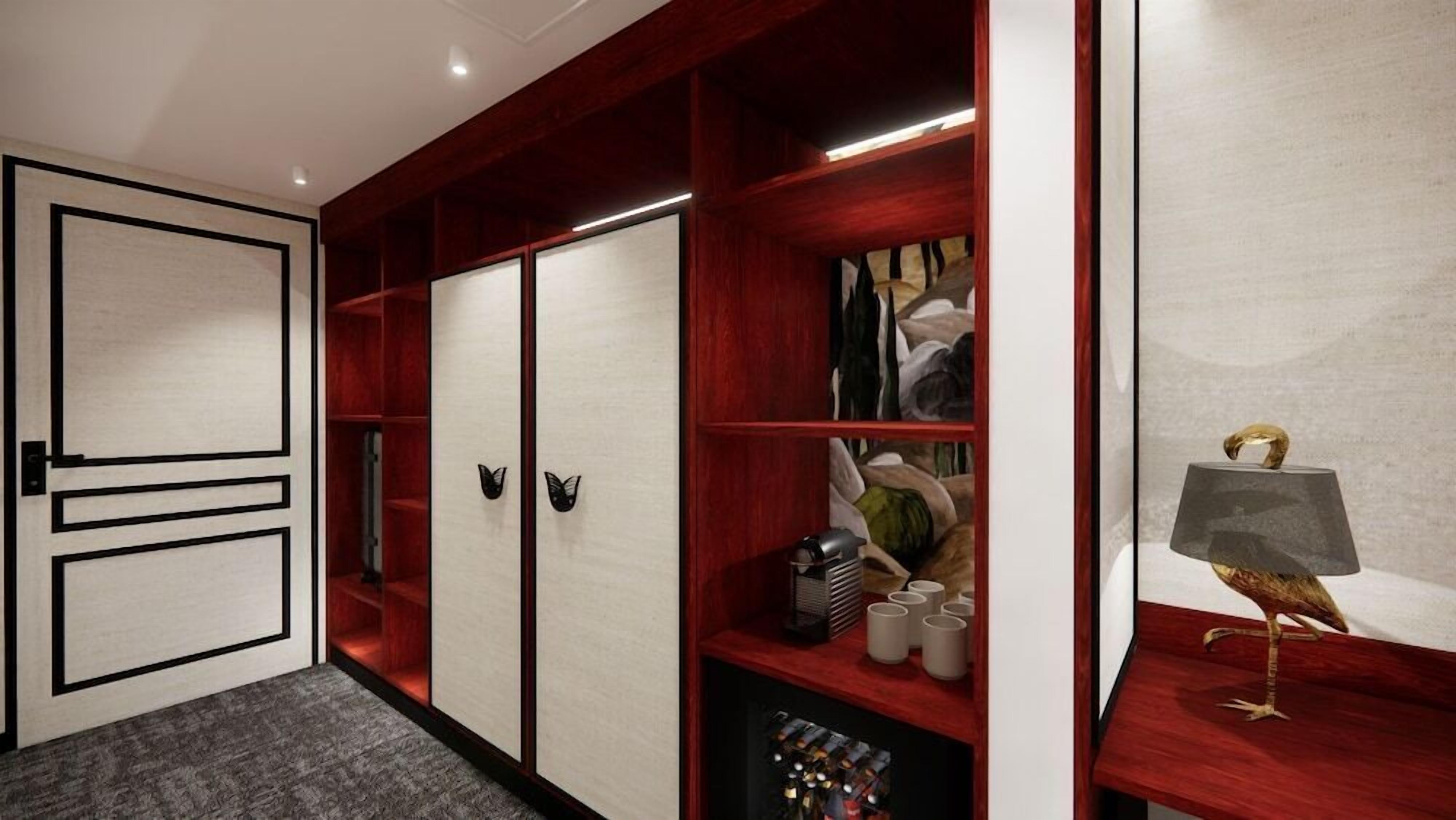 Ein Flur mit einem Holzschrank, einer Ablage mit Dekoration und einer Lampe.