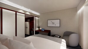 Una habitación de hotel con cama, escritorio, silla, armario y un cuadro en la pared.
