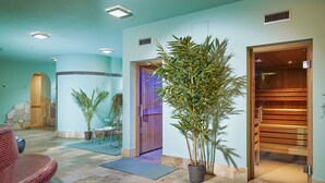 Eine Empfangshalle mit einer Steinwand, einer Holzbank, einem Blumentopf und einer Tür zu einem Zimmer.