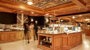Ein Buffetbereich mit Holzschränken und einer zentralen Insellösung.