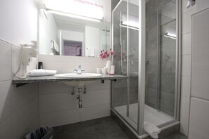 Omni Biotic | Zimmersafe, Verdunkelungsvorhänge, schallisolierte Zimmer