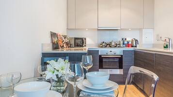 Apartment, 1 Bedroom | Private kitchen | Fridge, microwave, oven, stovetop