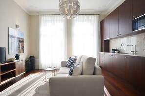 Market - 2B | Living area | Flat-screen TV - YOUROPO - Market (Porto)