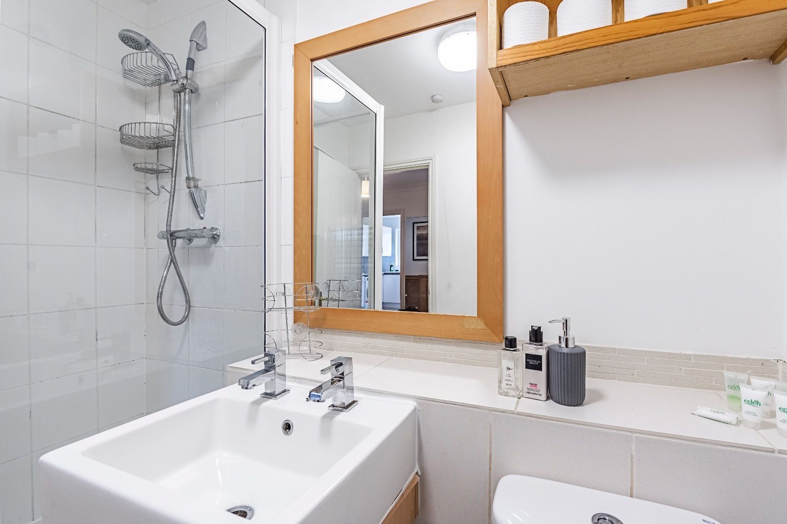 Apartment, 3 Bedrooms | Bathroom | Separate bathtub and shower, free toiletries, hair dryer, towels