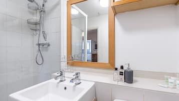 Apartment, 3 Bedrooms | Bathroom | Separate bathtub and shower, free toiletries, hair dryer, towels