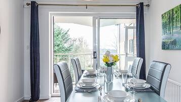 Apartment, 3 Bedrooms | In-room dining
