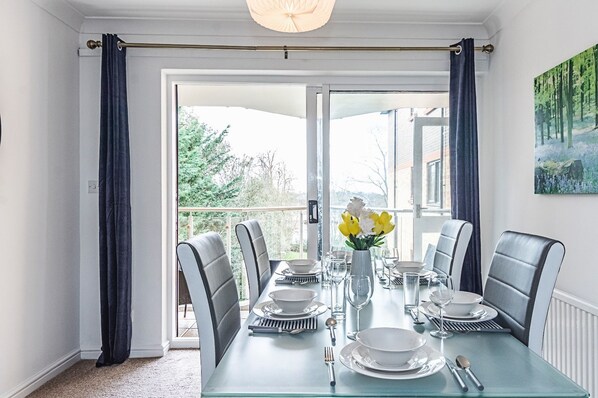 In-room dining - Luxurious Penthouse in Bromley (Bromley)