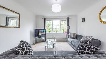 Apartment, 3 Bedrooms | Living room | Flat-screen TV