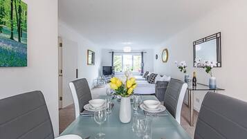 Apartment, 3 Bedrooms | In-room dining