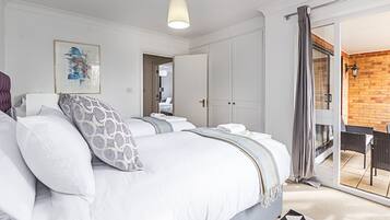 Apartment, 3 Bedrooms | Bathroom | Separate bathtub and shower, free toiletries, hair dryer, towels