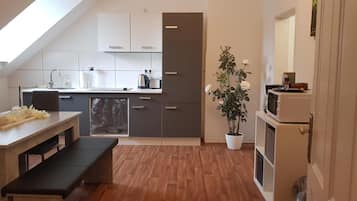 Full-sized fridge, microwave, stovetop, coffee/tea maker