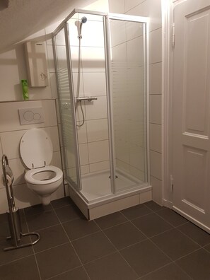 Apartamento superior (incl. cleaning fee 59 EUR) | Baño | Ducha, cabezal de ducha con hidromasaje, secador de pelo y toallas